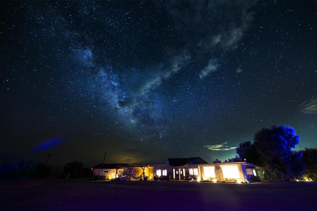 una casa bajo un cielo estrellado por la noche en Astroturism - 5 acres fenced - Pool & Jacuzzi - Pet friendly, en Twentynine Palms