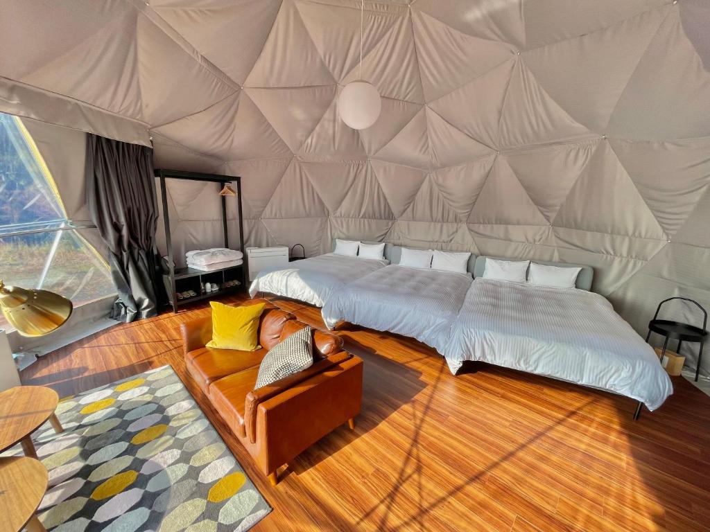 een slaapkamer met een bed in een tent bij レドンド秋吉台 