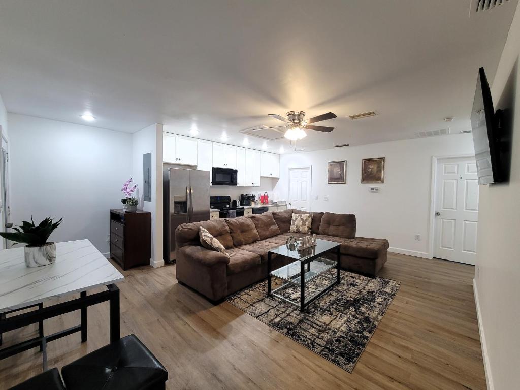 sala de estar con sofá y mesa en One room in a renovated duplex house near FSU, en Tallahassee