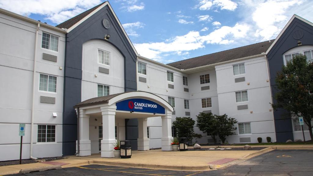 un grande edificio bianco con un cartello blu sopra di Candlewood Suites - Peoria at Grand Prairie, an IHG Hotel a Peoria