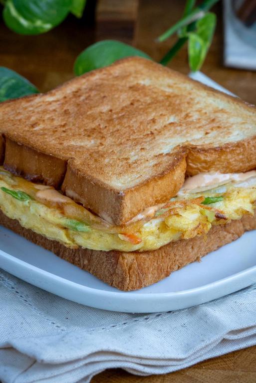 un panino su un piatto bianco su un tavolo di Hotel Yatri a Pokhara