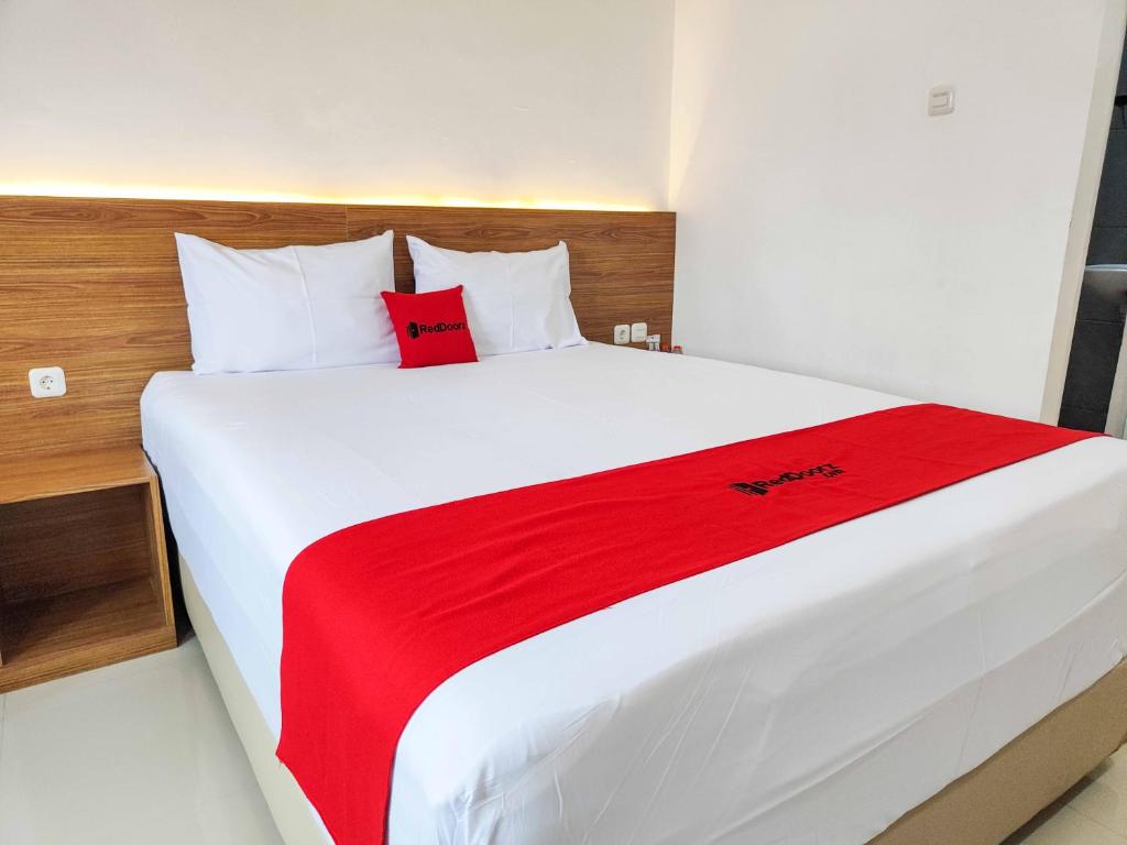 RedDoorz near Prambanan Temple - Deluxe Room