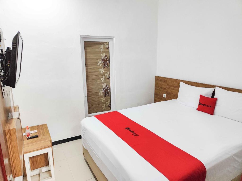 Ένα ή περισσότερα κρεβάτια σε δωμάτιο στο RedDoorz near Prambanan Temple