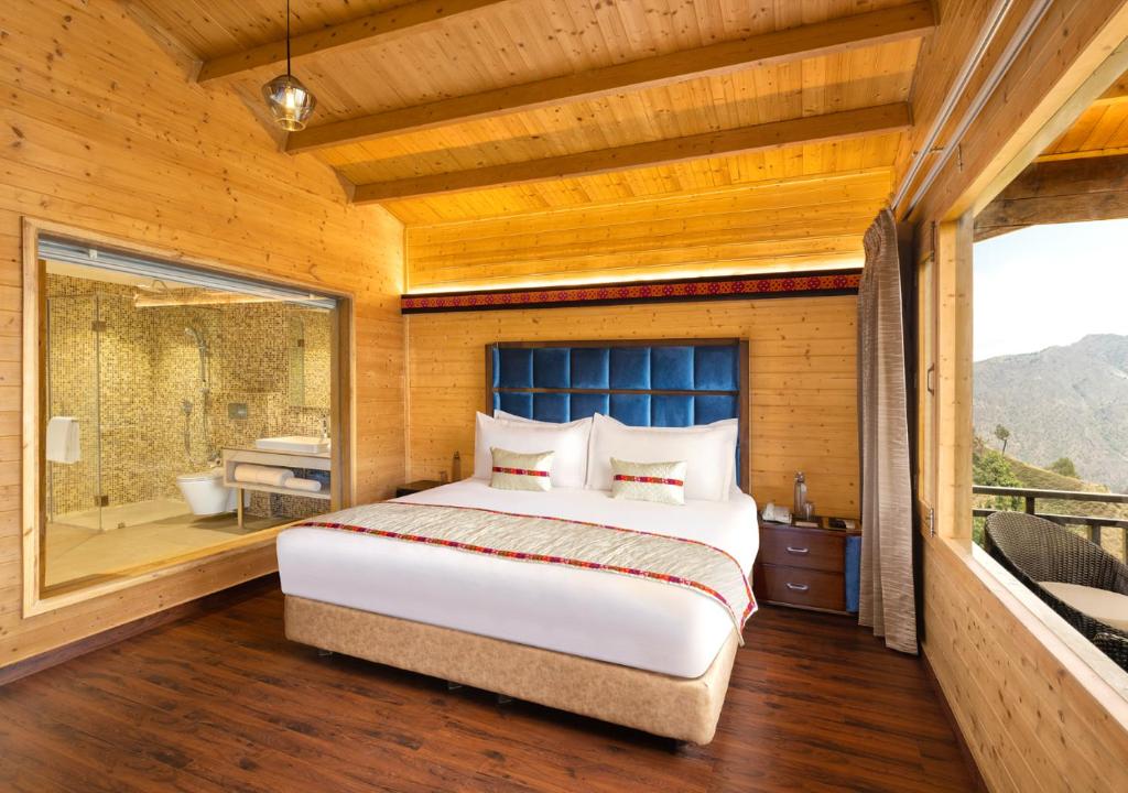 juSTa Cliffend Resort & Spa, Mashobra - Suite With Balcony