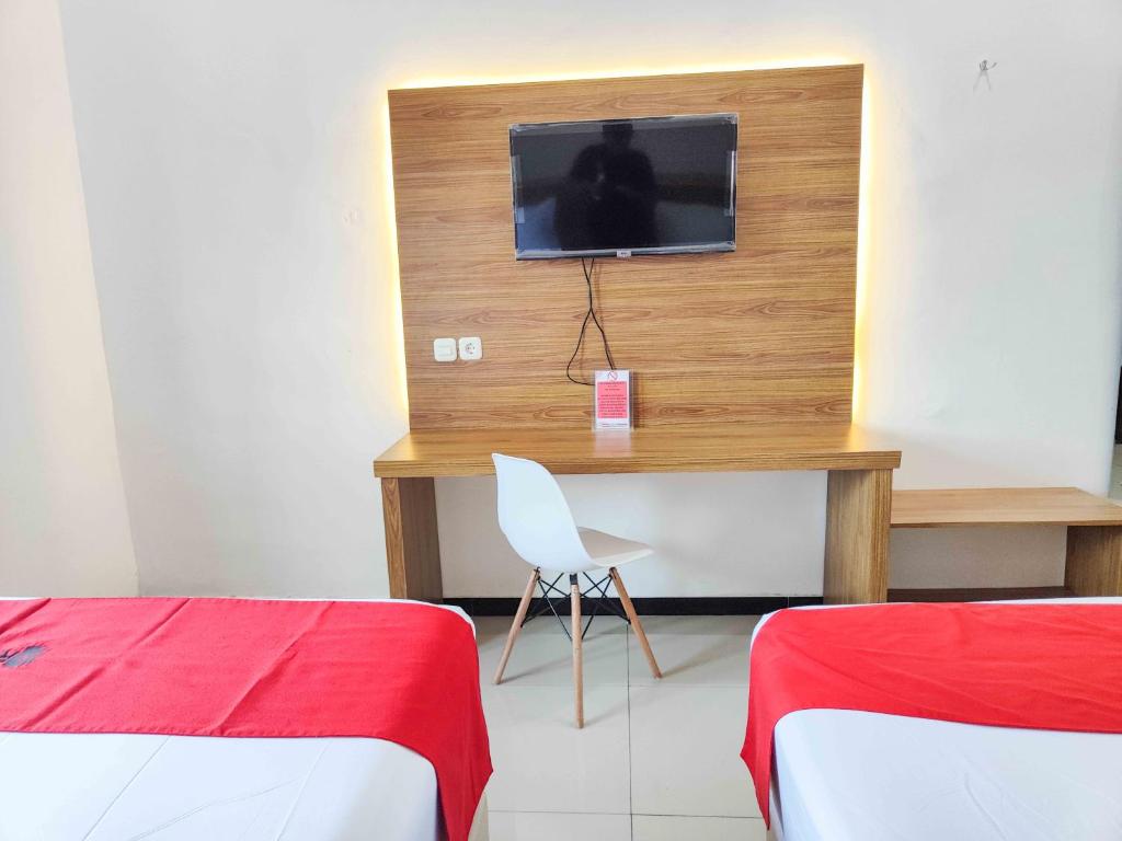RedDoorz near Prambanan Temple - Family Room