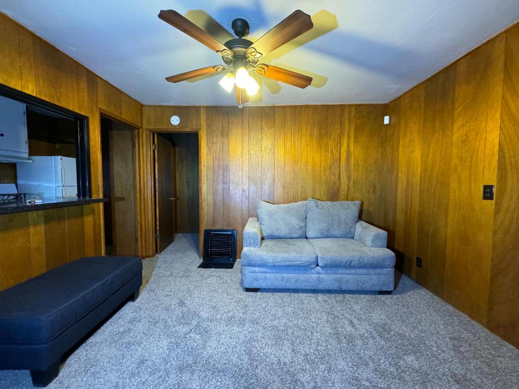 sala de estar con sofá y ventilador de techo en Crest Lodge Historic Mountain Inn, en Crestline