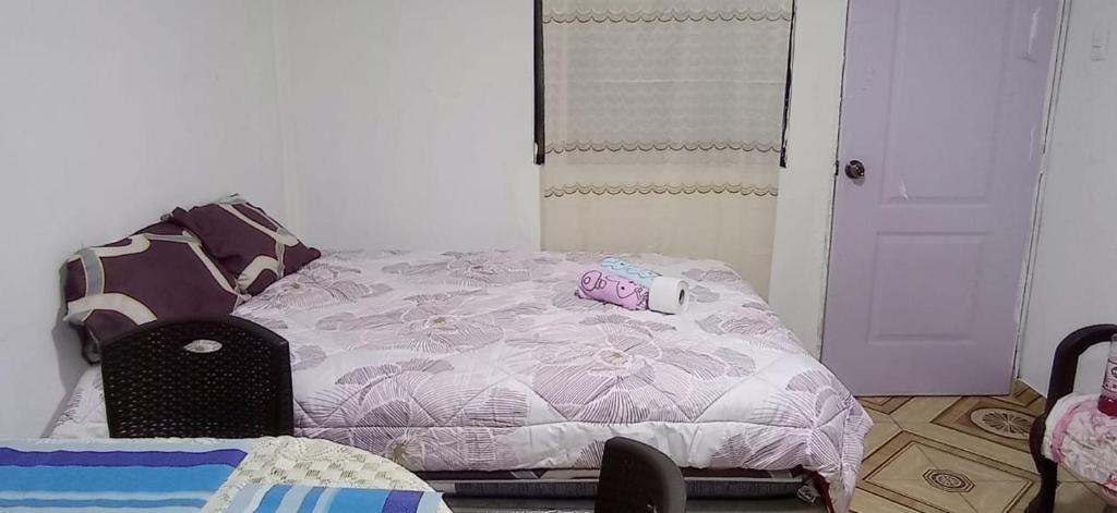 LA POSADA GOLDON CHASQUI Lima PERU في ليما: غرفة نوم مع سرير مع عناصر مرحبا كيتي عليها
