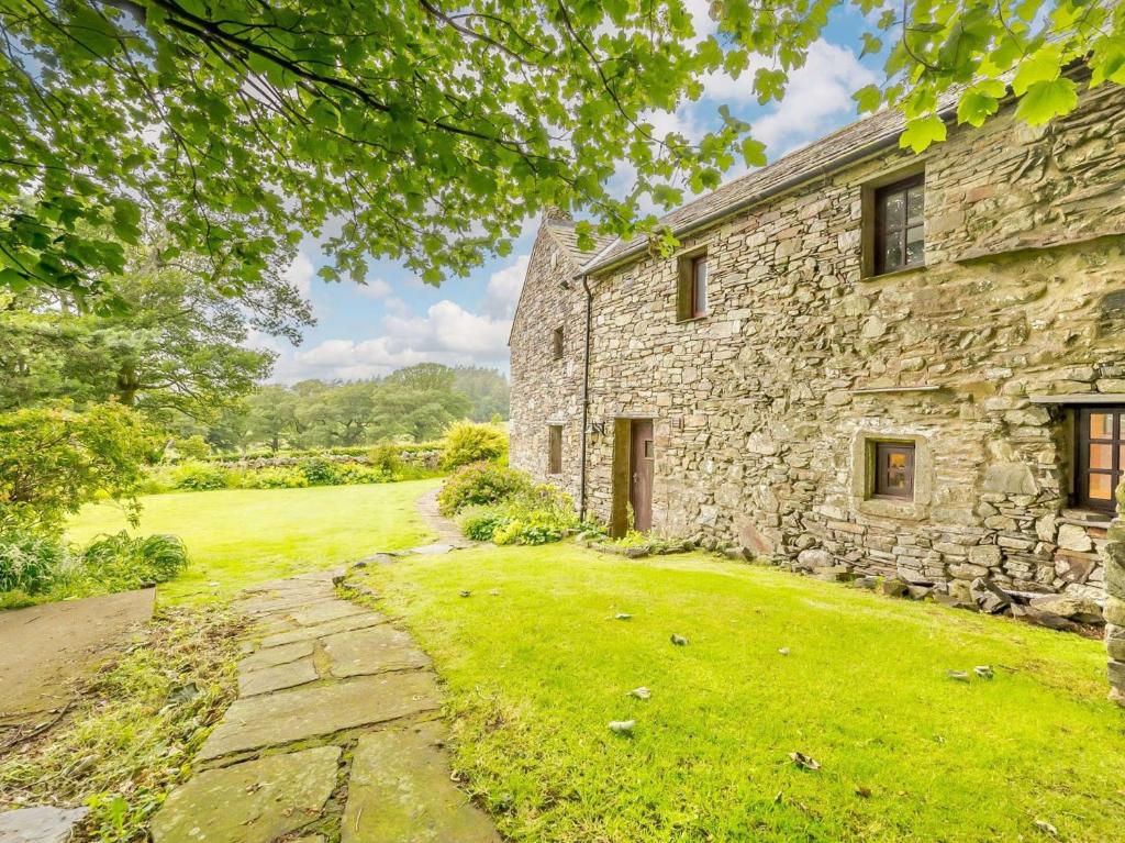 een oud stenen huis met een grasveld ervoor bij 3 Bed in Buttermere 88773 in Buttermere