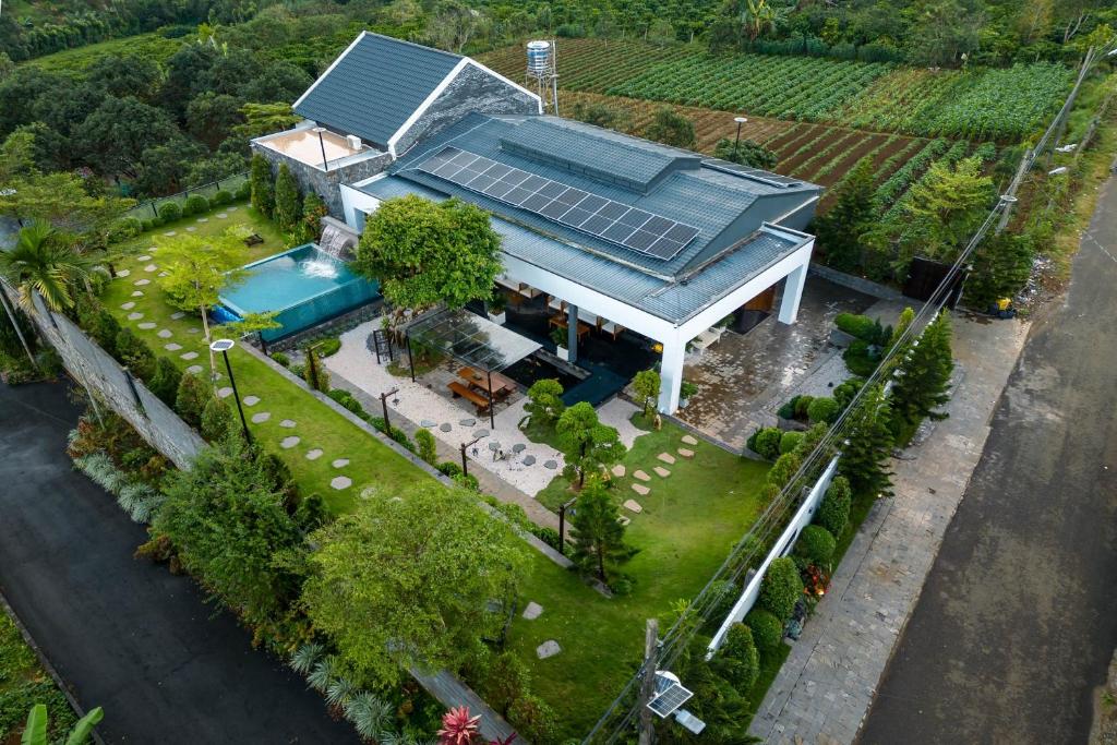 una vista aérea de una casa con techo solar en THE MYST VILLA BAO LOC en Ấp Tân Hà