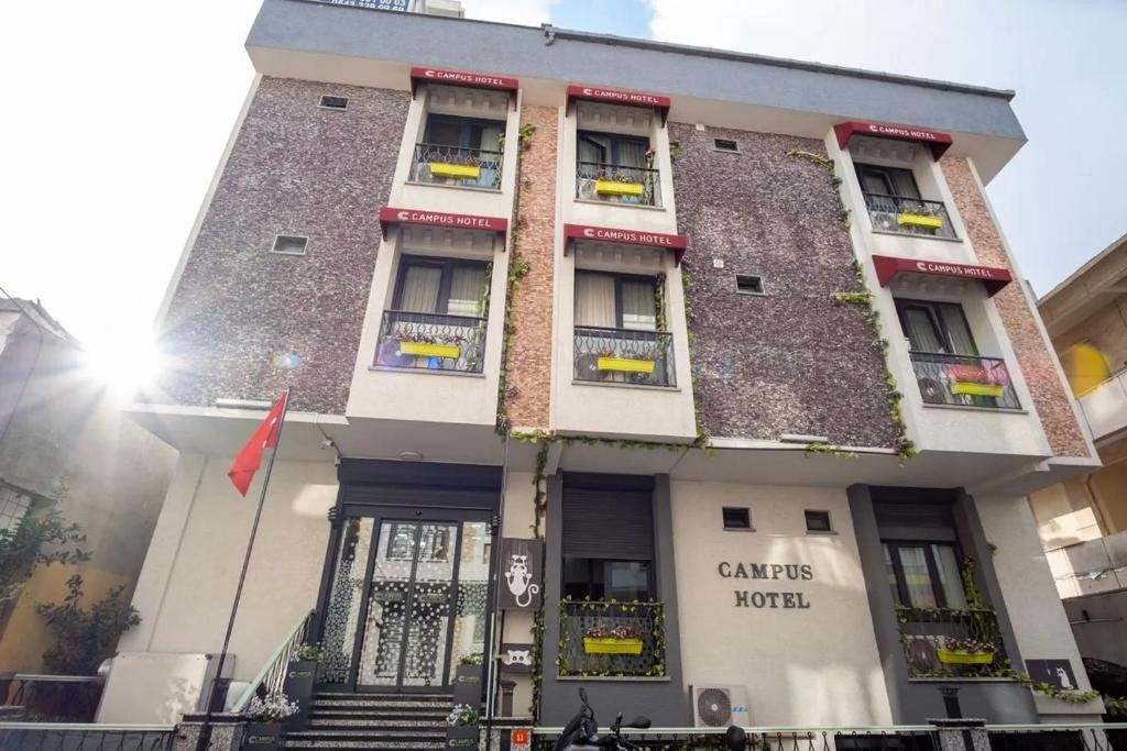 ein Gebäude mit einem Schild, das Caritas Hotel liest in der Unterkunft Campus Butik Hotel in Avcılar