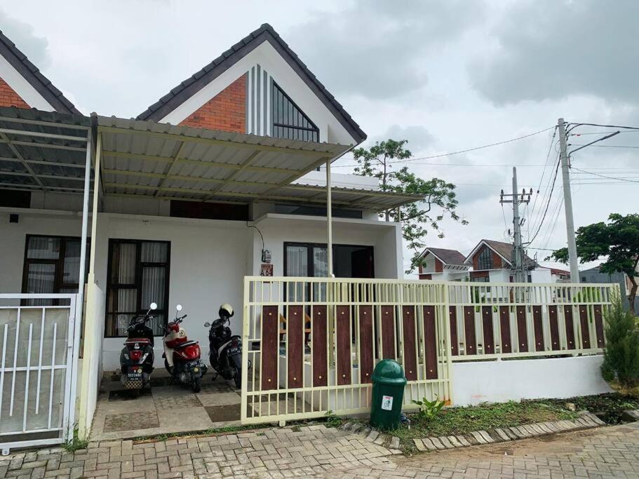 duas motos estacionadas em frente a uma casa em Villa di Malang Dekat Kampus Ternama em Malang