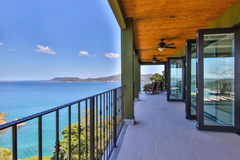 een huis met een balkon met uitzicht op de oceaan bij 360 Splendor 407 -Ocean View -Breakfast Included! in Playa Flamingo