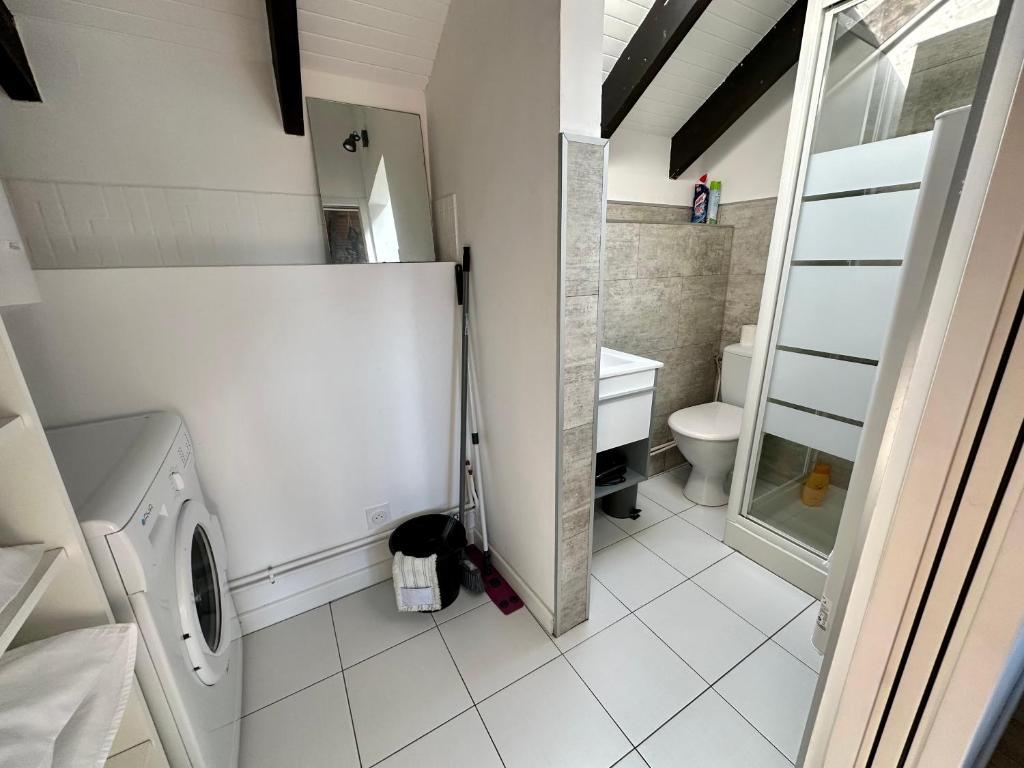 łazienka z pralką i toaletą w obiekcie Vue Dégagée #3 w mieście Boulogne-sur-Mer