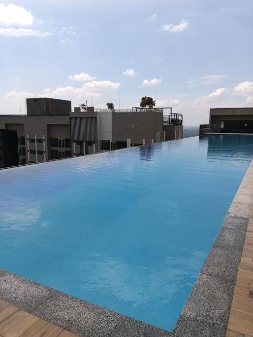 A piscina localizada em Youth City / Nilai / Infinity pool / A-15-02 ou nos arredores