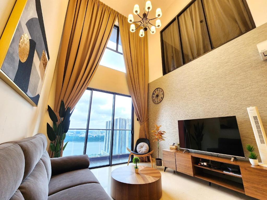 新山的住宿－Loft Suite Seaview JB CIQ 6-7Pax，带沙发和电视的客厅