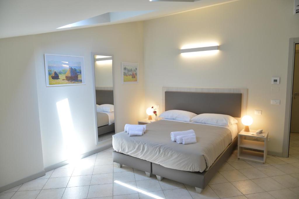 A bed or beds in a room at Villa Nadar