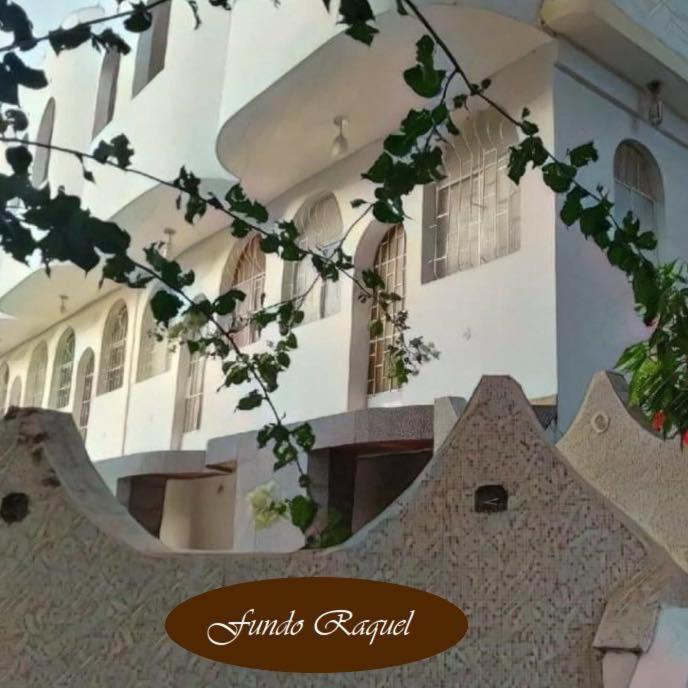 a skateboard ramp in front of a building at Casa de Campo - Fundo Raquel in Ica