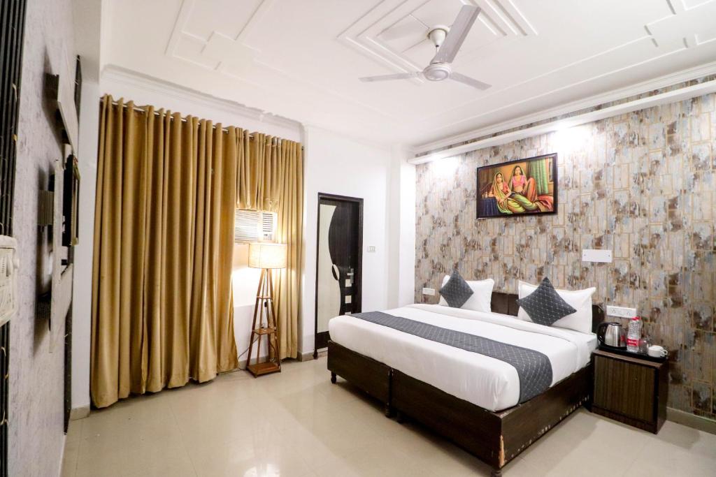 ein Hotelzimmer mit einem Bett in einem Zimmer in der Unterkunft Hotel Stay Villa Near Delhi Airport in Neu-Delhi