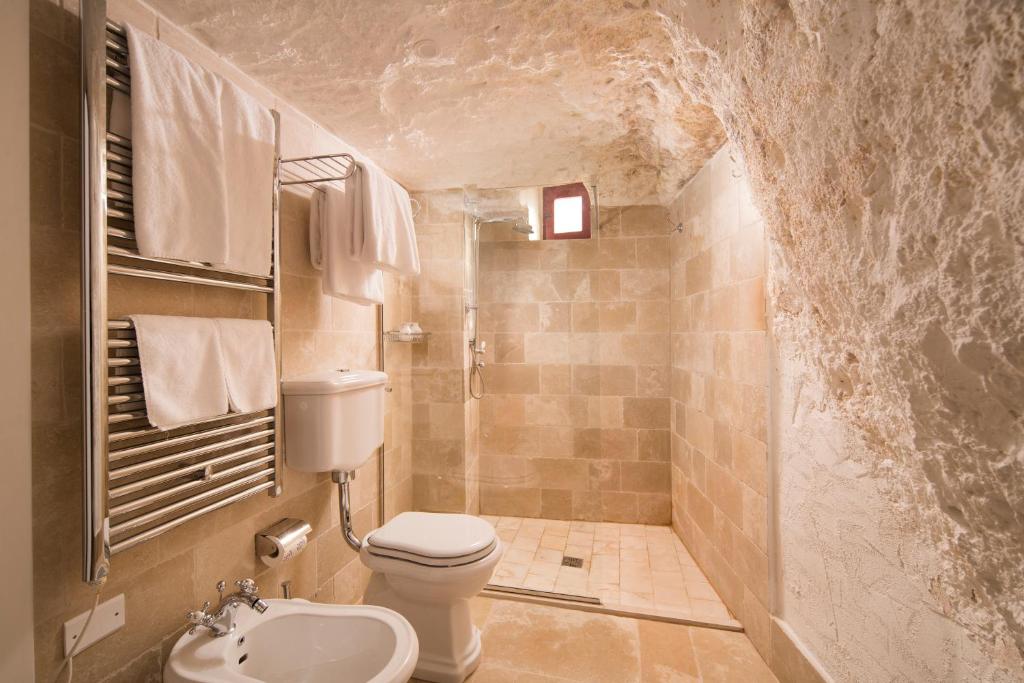A bathroom at Masseria Torre Coccaro