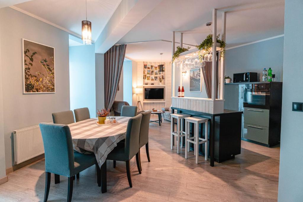 a kitchen and dining room with a table and chairs at Apartament Fotografa in Polanica-Zdrój