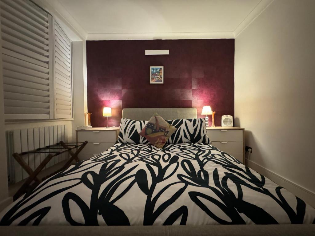 - une chambre dotée d'un lit avec une personne assise dans l'établissement The GG Spot Gledhow Gardens South Kensington Central London by Wild Boutique, à Londres