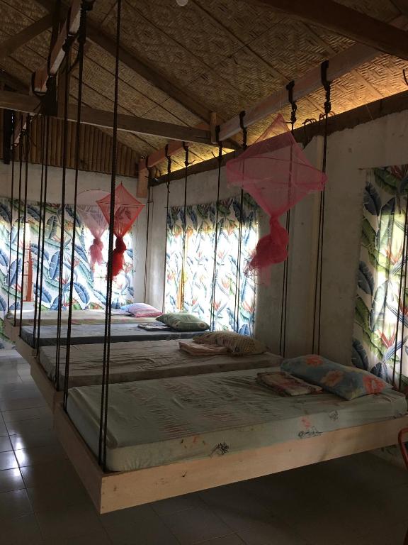 Postel nebo postele na pokoji v ubytování Bohol Hammock Hostel