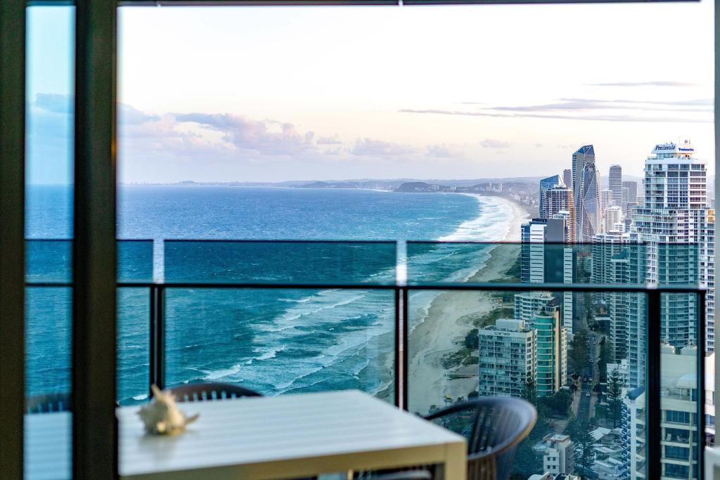 d'un balcon offrant une vue sur l'océan. dans l'établissement ULTIMATE OCEANFRONT - Soul Apartments - Self Contained, Privately Managed, à Gold Coast