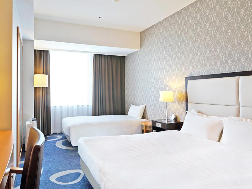 Postel nebo postele na pokoji v ubytování LOISIR HOTEL SHINAGAWA SEASIDE