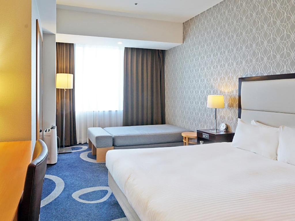 Postel nebo postele na pokoji v ubytování LOISIR HOTEL SHINAGAWA SEASIDE