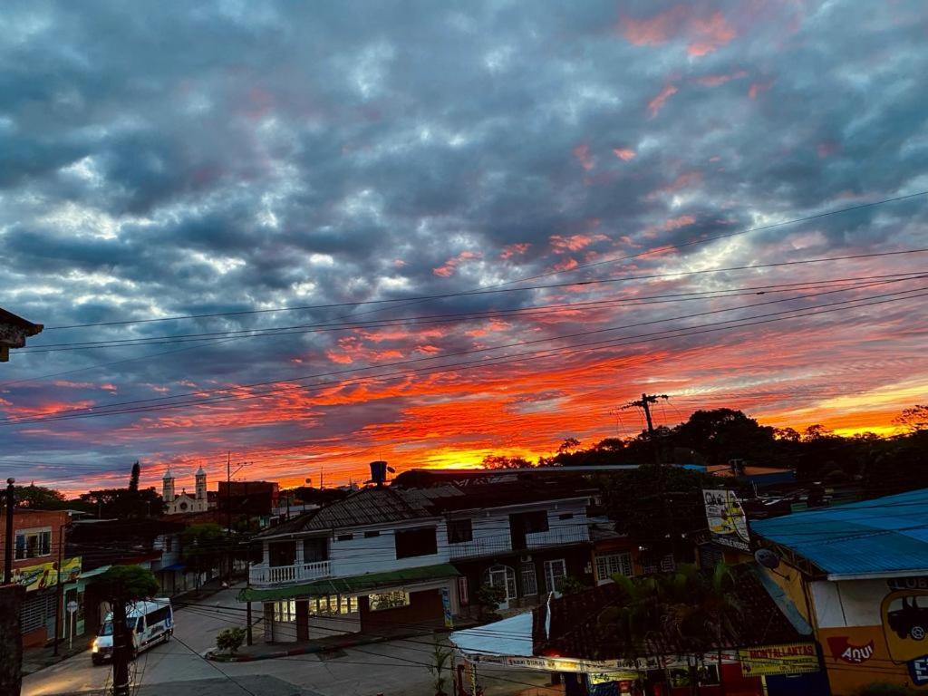 widok na miasto z pochmurnym niebem o zachodzie słońca w obiekcie Hotel Brisas w mieście Guamal
