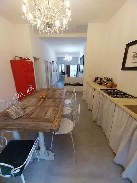 Kuchnia lub aneks kuchenny w obiekcie Casa Sole di Toscana con grande terrazza panoramica, giardino e vasca relax idromassaggio