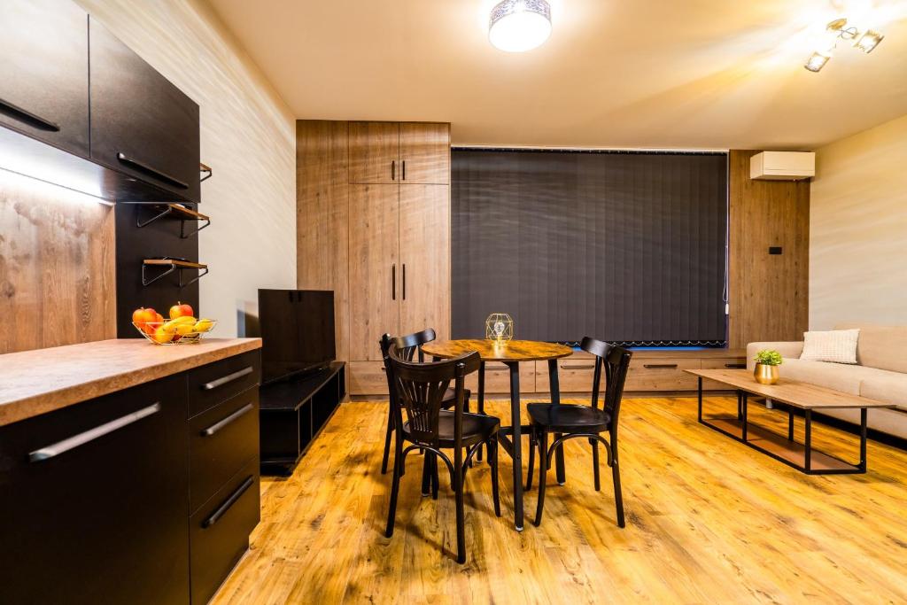 Rezidencia HONT في Krupina: مطبخ وغرفة معيشة مع طاولة وكراسي