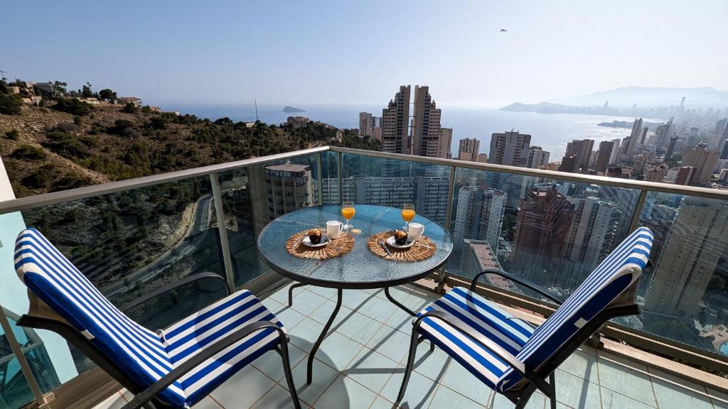 - Balcón con mesa y sillas y vistas a la ciudad en TORRE LUGANO sea view apartment, en Benidorm