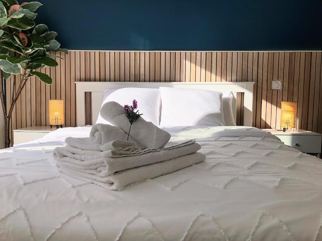 Postel nebo postele na pokoji v ubytování Sunshine Getaway - Stylish Studio in the Heart of Nice