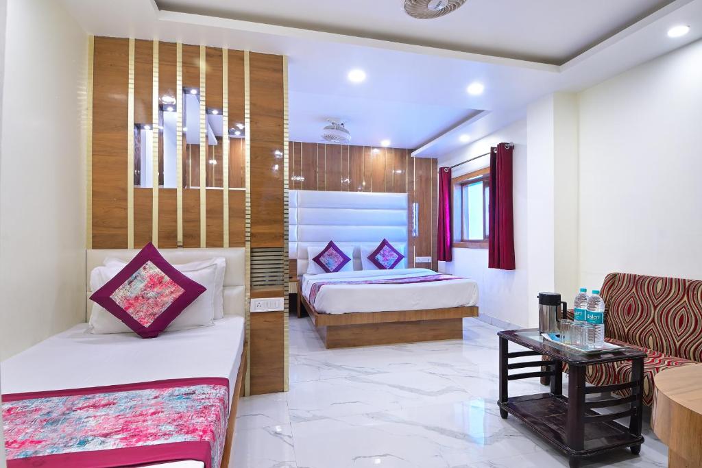 Llit o llits en una habitació de Hotel Glow Inn Paharganj-3 Mins Walk From New Delhi Railway Station