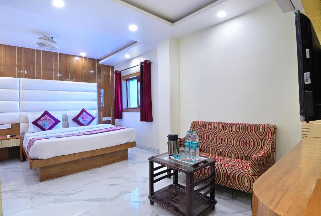 Llit o llits en una habitació de Hotel Glow Inn Paharganj-3 Mins Walk From New Delhi Railway Station