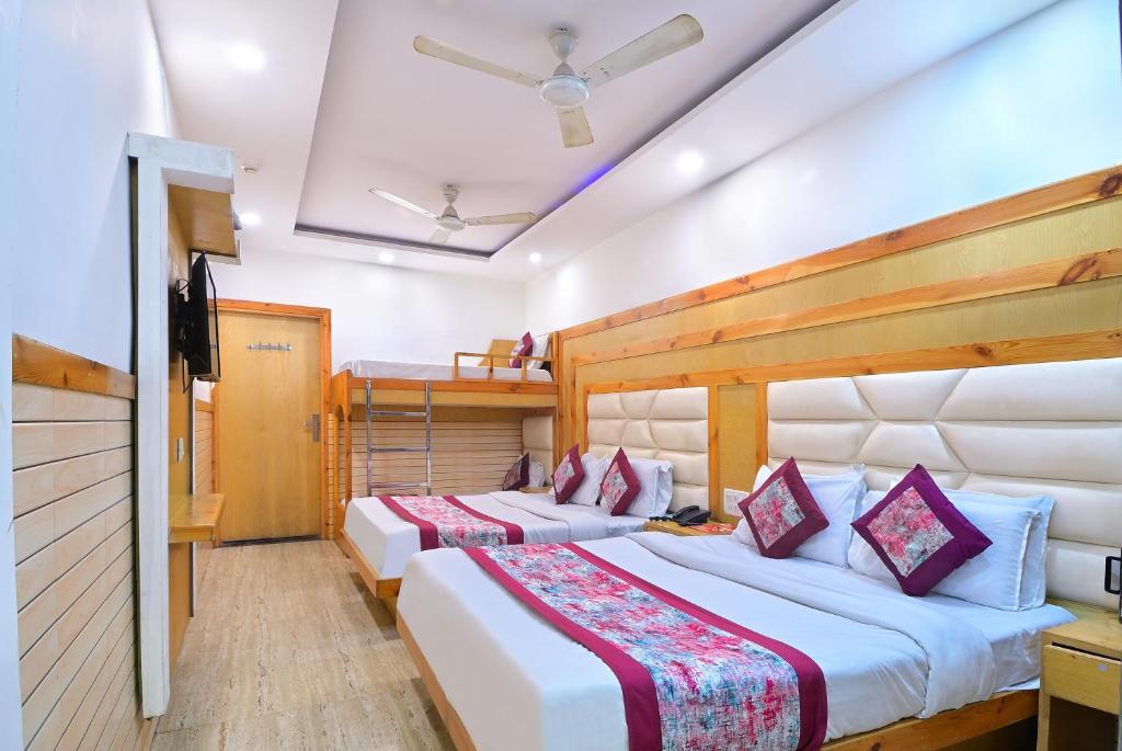 Llit o llits en una habitació de Hotel Glow Inn Paharganj-3 Mins Walk From New Delhi Railway Station
