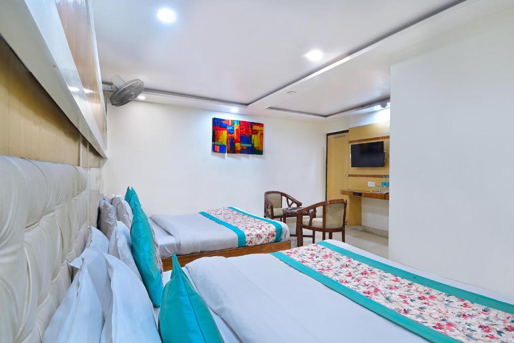 Llit o llits en una habitació de Hotel Glow Inn Paharganj-3 Mins Walk From New Delhi Railway Station