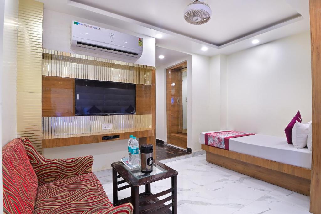 Llit o llits en una habitació de Hotel Glow Inn Paharganj-3 Mins Walk From New Delhi Railway Station