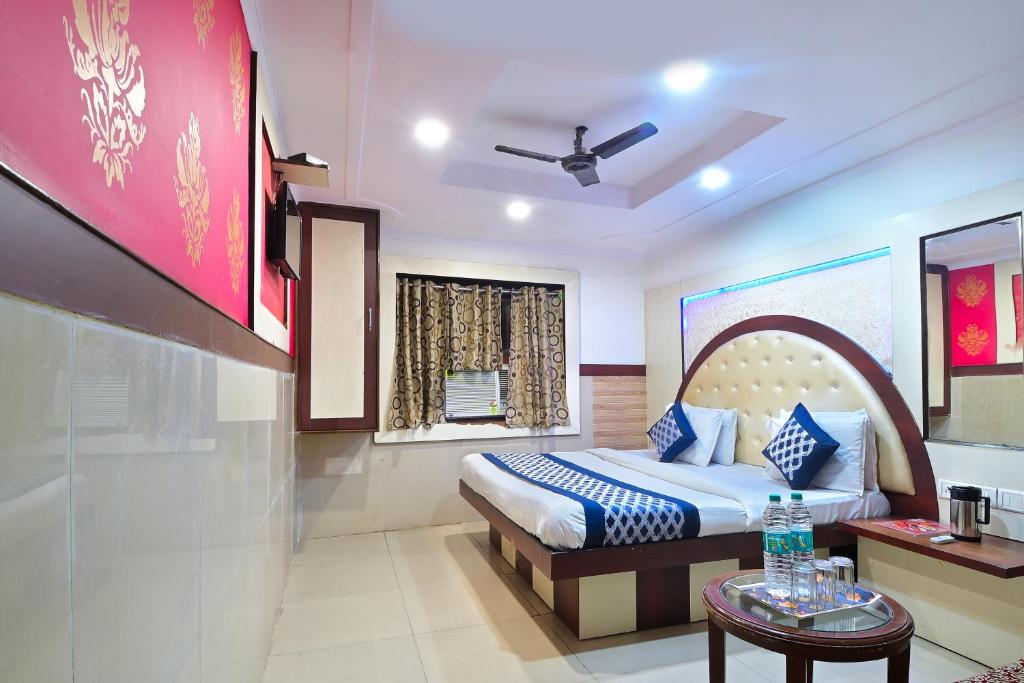 Llit o llits en una habitació de Hotel Glow Inn Paharganj-3 Mins Walk From New Delhi Railway Station