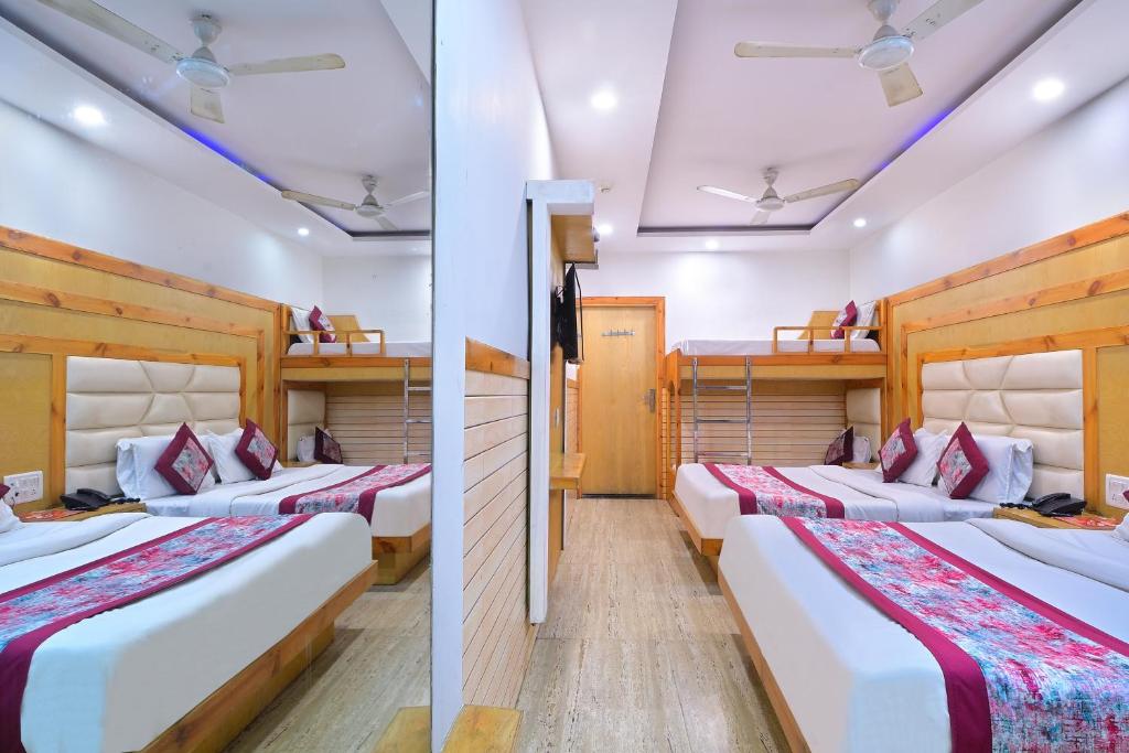 Llit o llits en una habitació de Hotel Glow Inn Paharganj-3 Mins Walk From New Delhi Railway Station