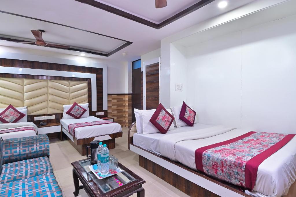 Llit o llits en una habitació de Hotel Glow Inn Paharganj-3 Mins Walk From New Delhi Railway Station