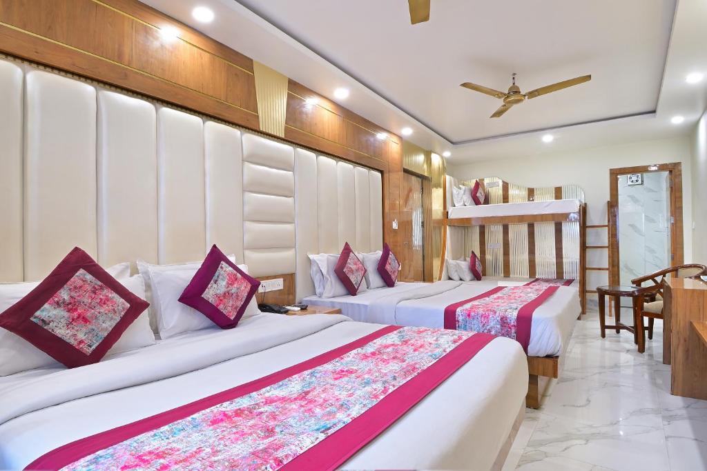 Llit o llits en una habitació de Hotel Glow Inn Paharganj-3 Mins Walk From New Delhi Railway Station