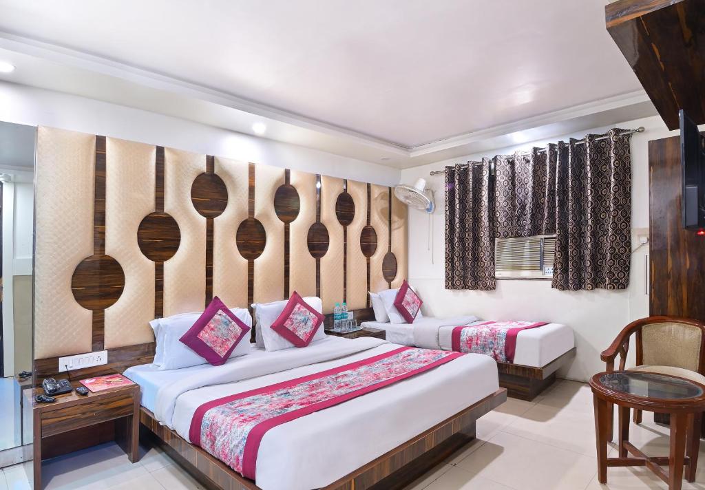 Llit o llits en una habitació de Hotel Glow Inn Paharganj-3 Mins Walk From New Delhi Railway Station
