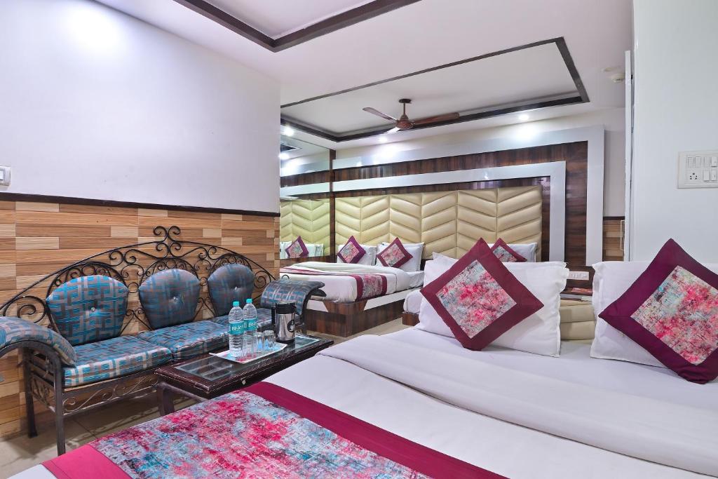 Llit o llits en una habitació de Hotel Glow Inn Paharganj-3 Mins Walk From New Delhi Railway Station