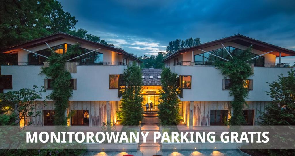 ein Gebäude mit den Worten monongahelaurrency parking grids in der Unterkunft Farmona Hotel Business & SPA in Krakau