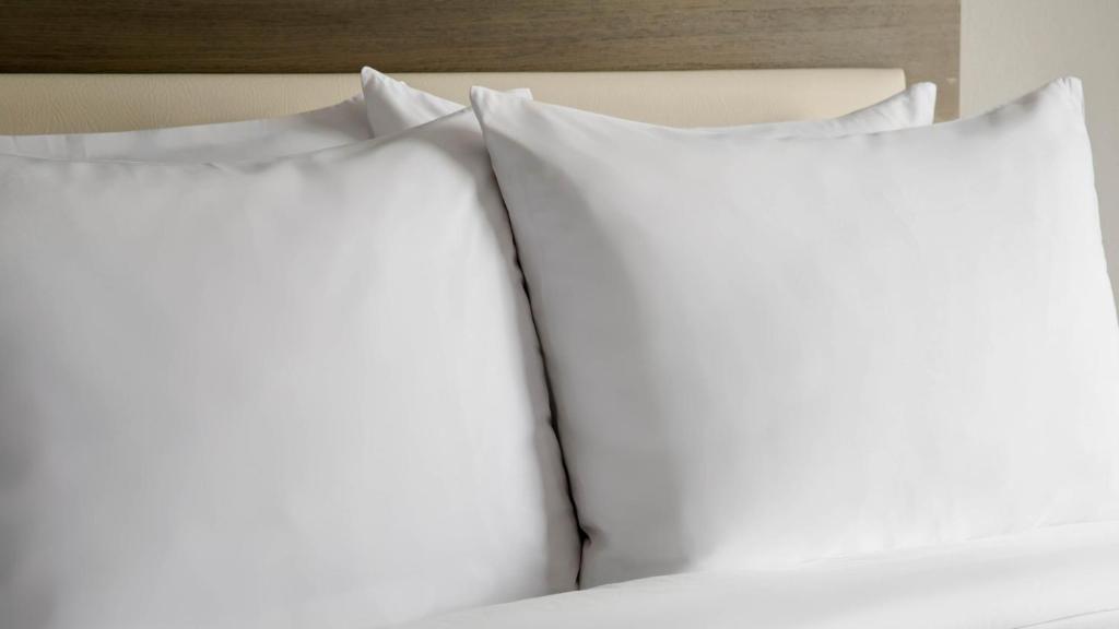 Postel nebo postele na pokoji v ubytování Courtyard by Marriott Bettendorf
