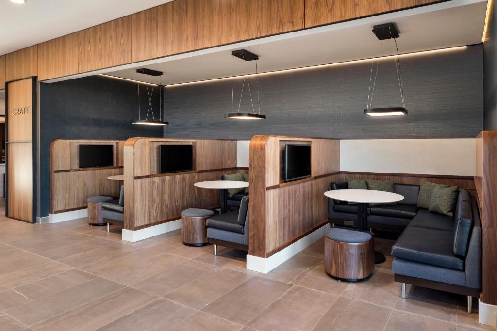 Posezení v ubytování Courtyard by Marriott Bettendorf