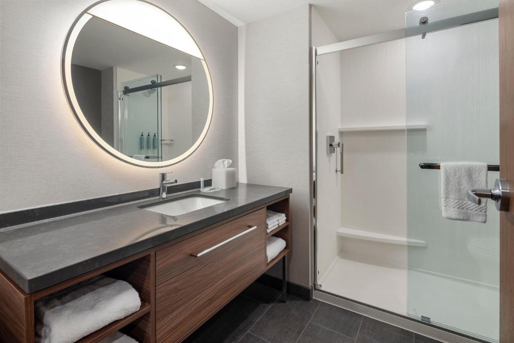 Koupelna v ubytování Courtyard by Marriott Bettendorf