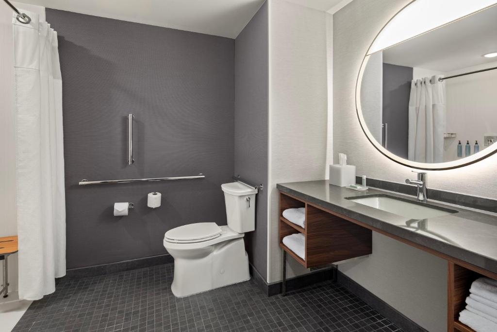 Koupelna v ubytování Courtyard by Marriott Bettendorf